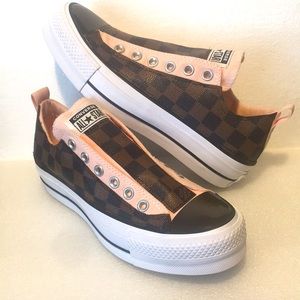 Women Converse ( size 8.5 )